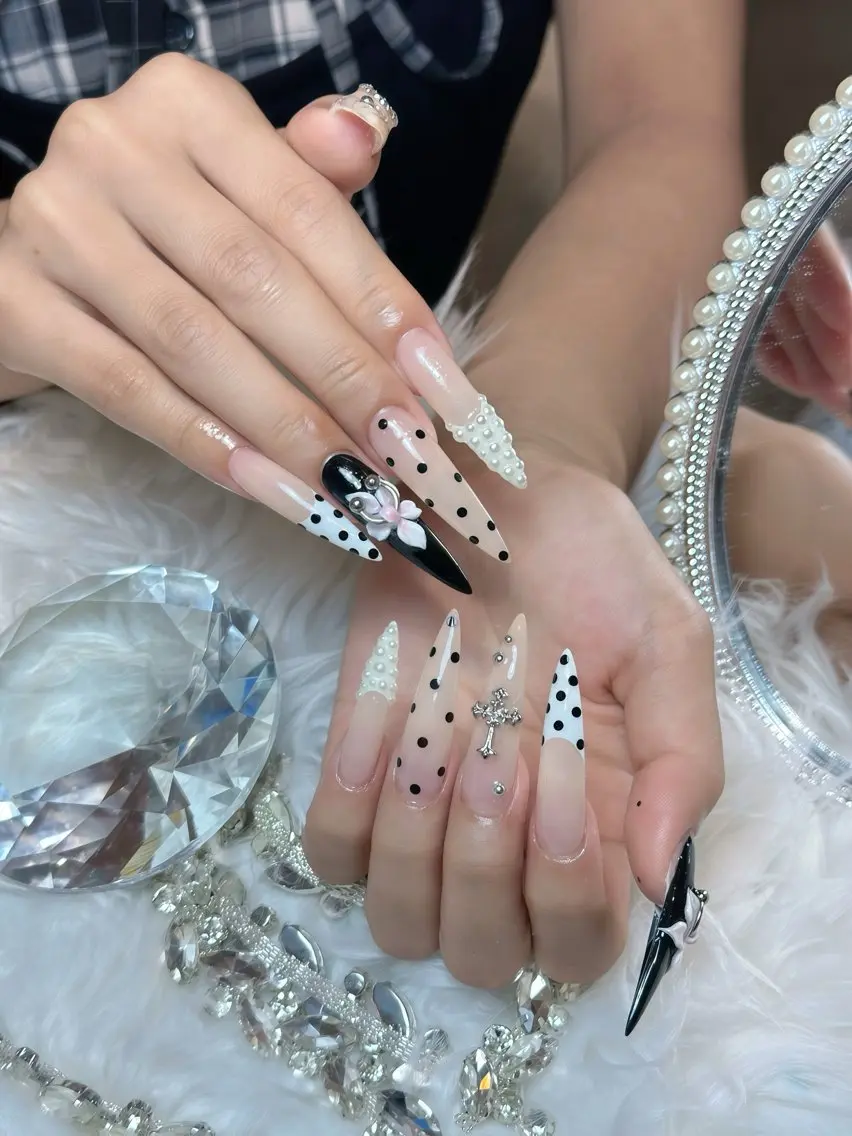 ネイル チークネイル ドット フレンチネイル グラデーション ハート ハンドネイル ハンドケア Eli Muse 新宿ネイルのネイルデザイン