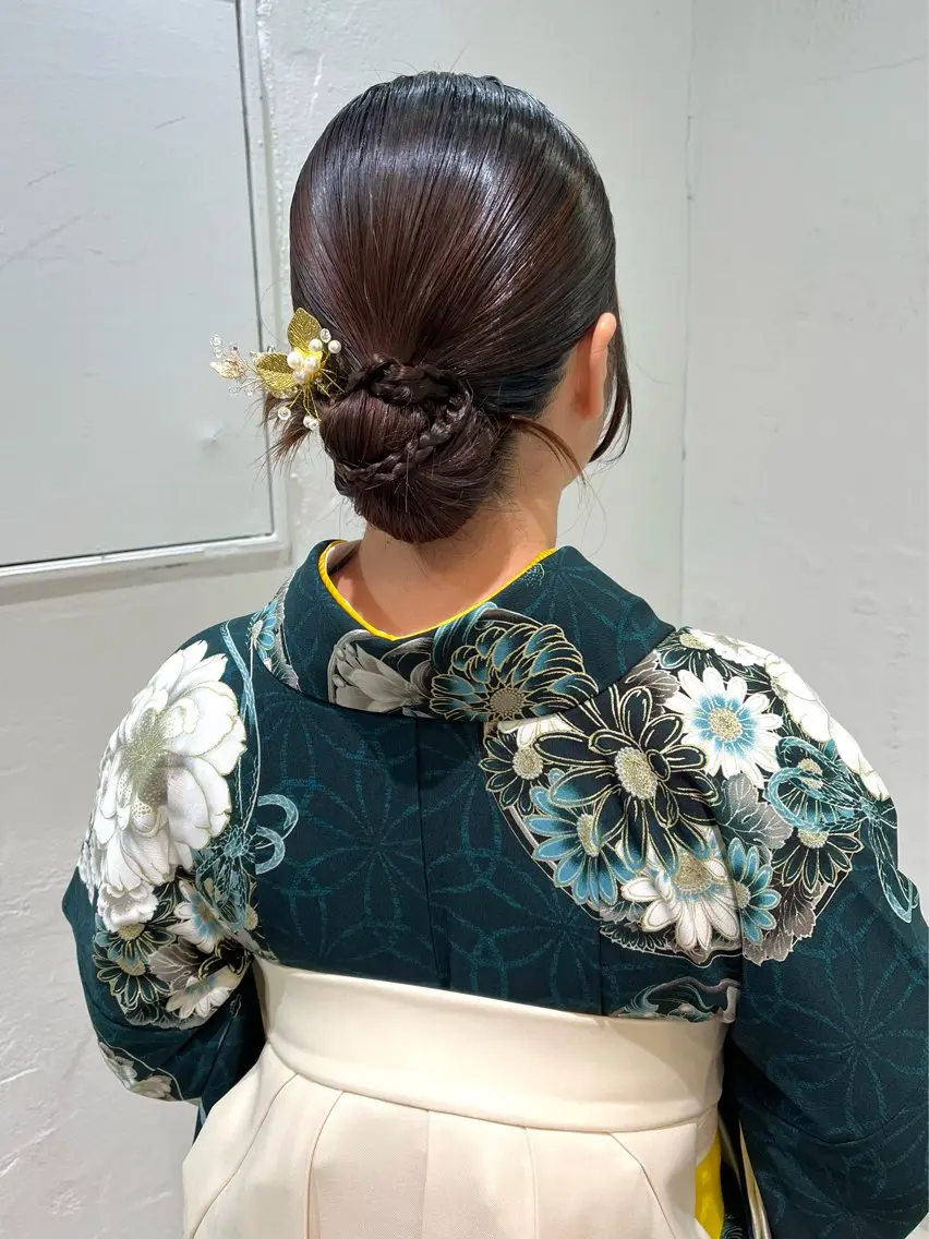 ミディアム ヘアアレンジ 三つ編み 卒業式のヘアスタイル 着付け 透明感カラー/ 髪質改善/レイヤーのヘアスタイル