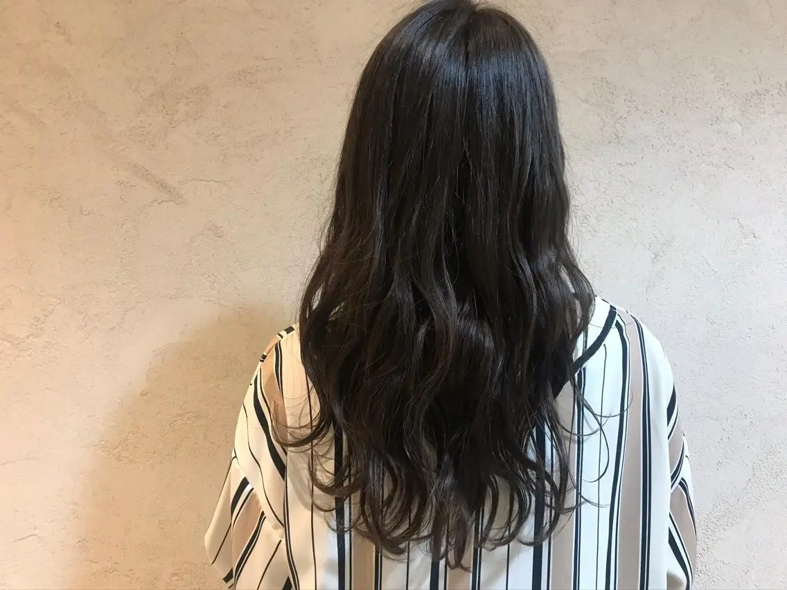 ロング アッシュ ueki ayaneのヘアスタイル
