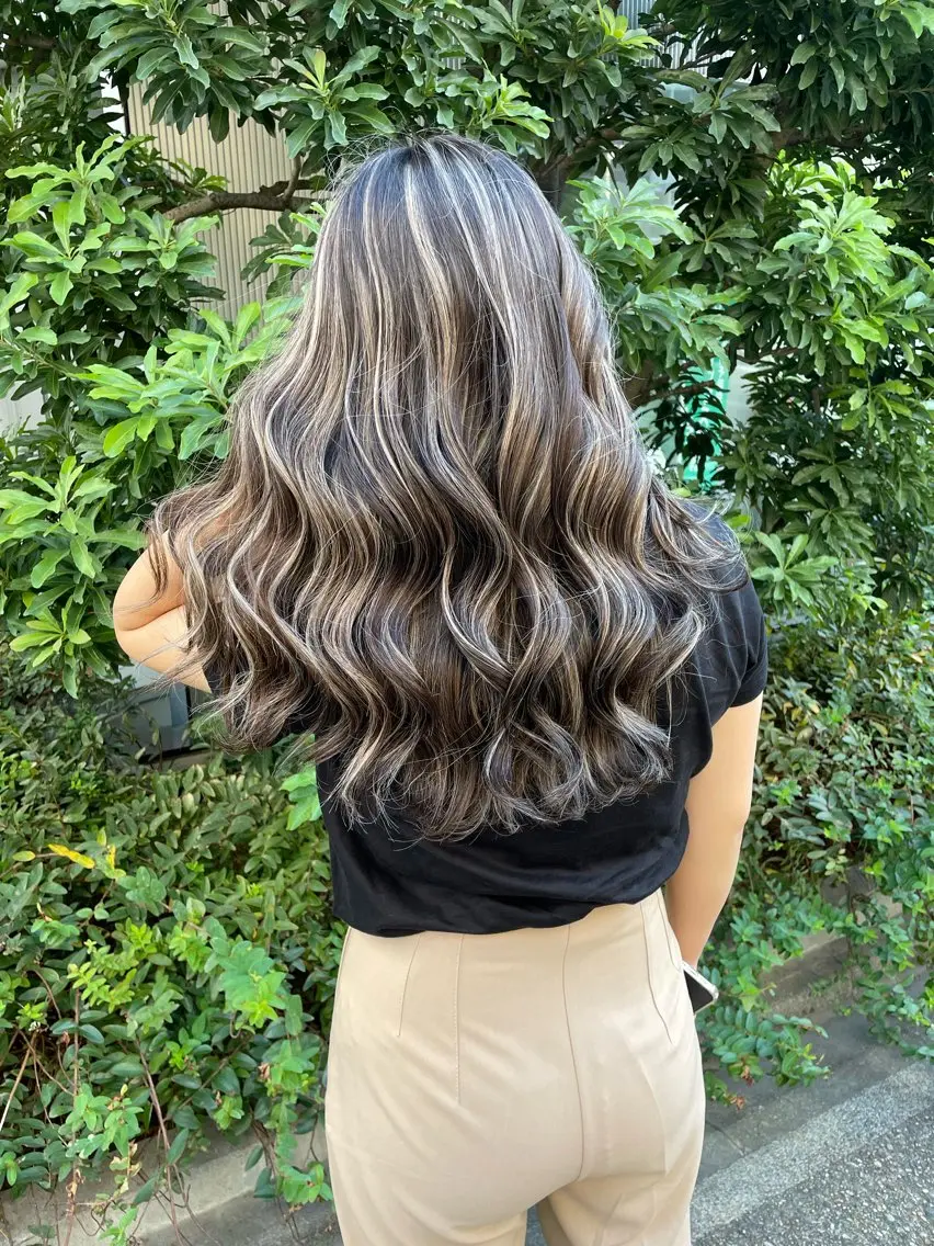 ロング カラー アッシュ アッシュグレー アッシュグレージュ ベージュカラー ブリーチ 佐藤 まいらのヘアスタイル