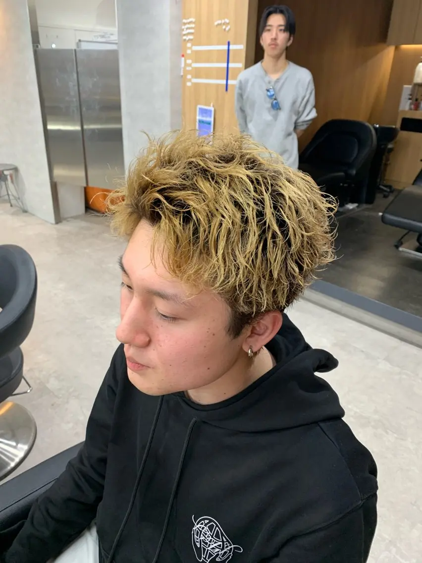 ショート カラー パーマ メンズ メンズブリーチ フェザーパーマ メンズハイトーン メンズパーマ スペインカール ⚡️お値段以上⚡️ RYUKIのヘアスタイル