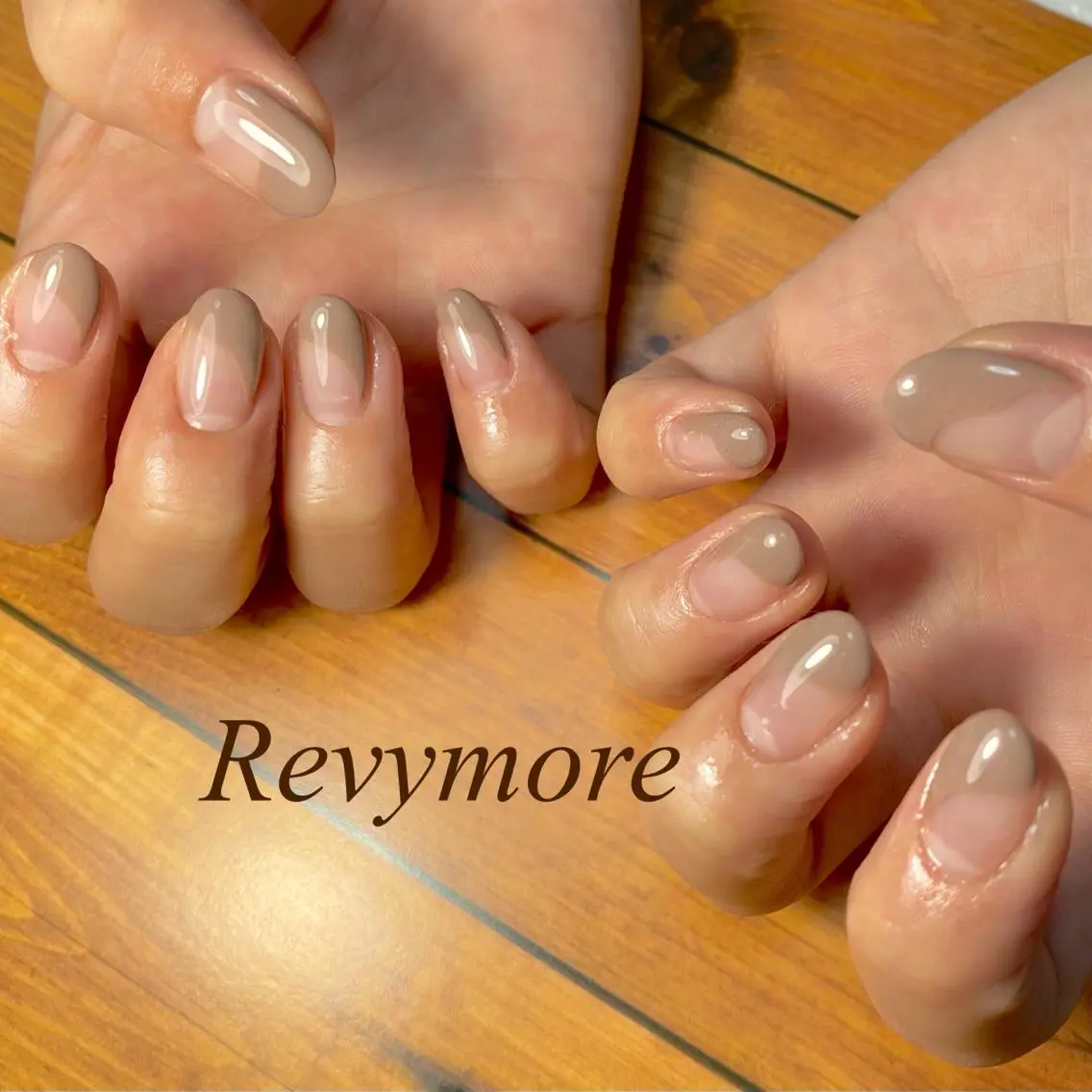 ミディアム ネイル フレンチネイル ジェルネイル ニュアンスネイル オフィスネイル シンプルネイル nail salon Revymoreのネイルデザイン