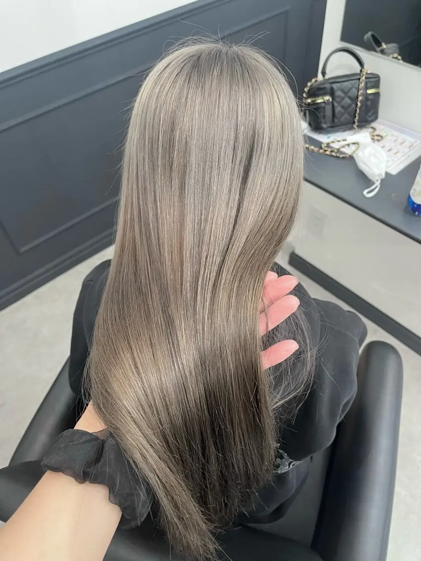 ロング カラー ブリーチ シルバー 多田 朝光のヘアスタイル