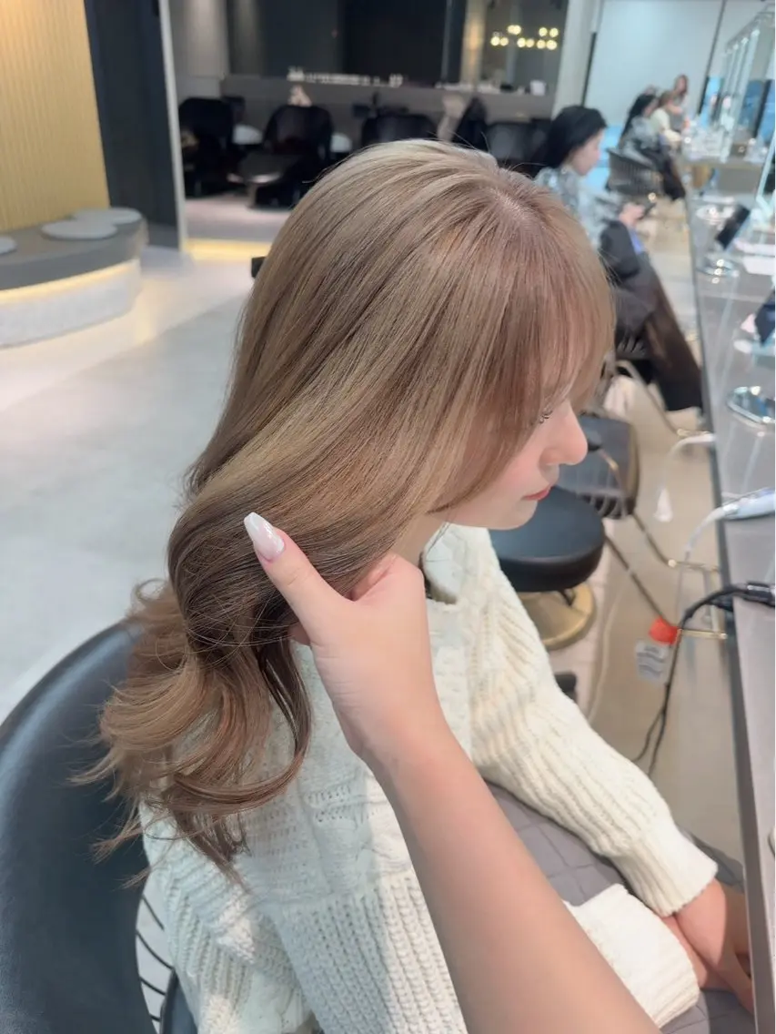 ロング カラー 髪質改善 ロング トリートメント ヘアカラー みのりハイトーン デザインカラーのヘアスタイル