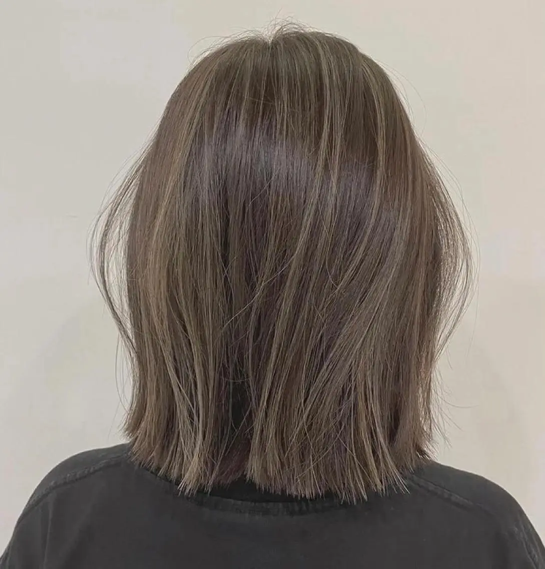 ミディアム カラー アッシュ ベージュカラー ブリーチ 透明感カラー カット ヘアカラー トリートメント 鈴木 一貴のヘアスタイル