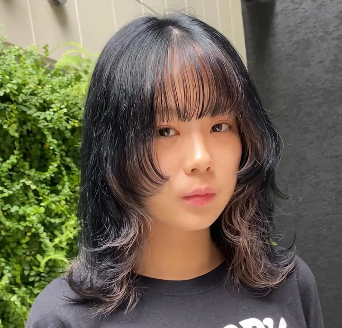 ミディアム カラー ウルフカット 横尾 歩のヘアスタイル