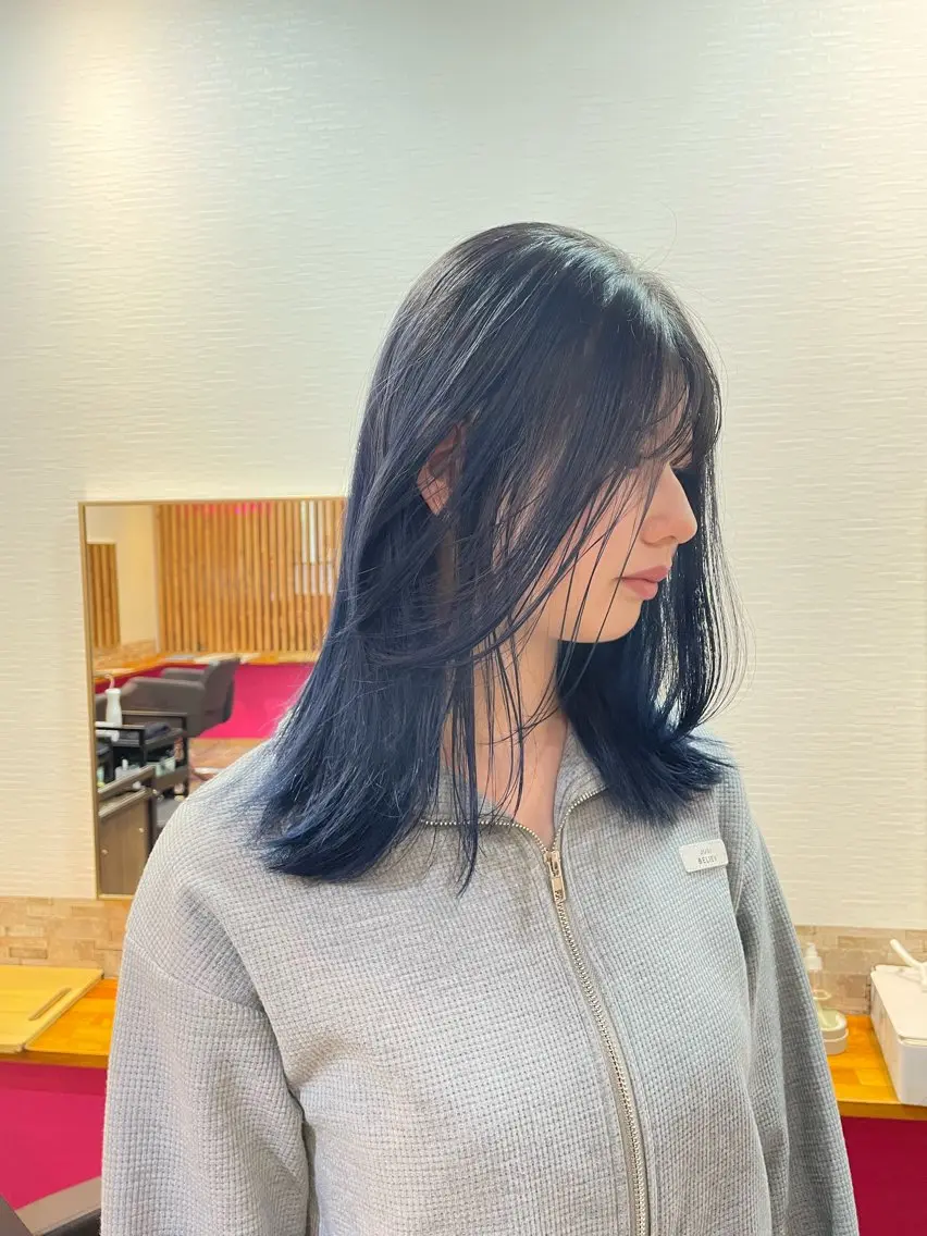 ロング カラー ブルーカラー レイヤーカット カット ヘアカラー YUI/ ブリーチカラー🌷のヘアスタイル
