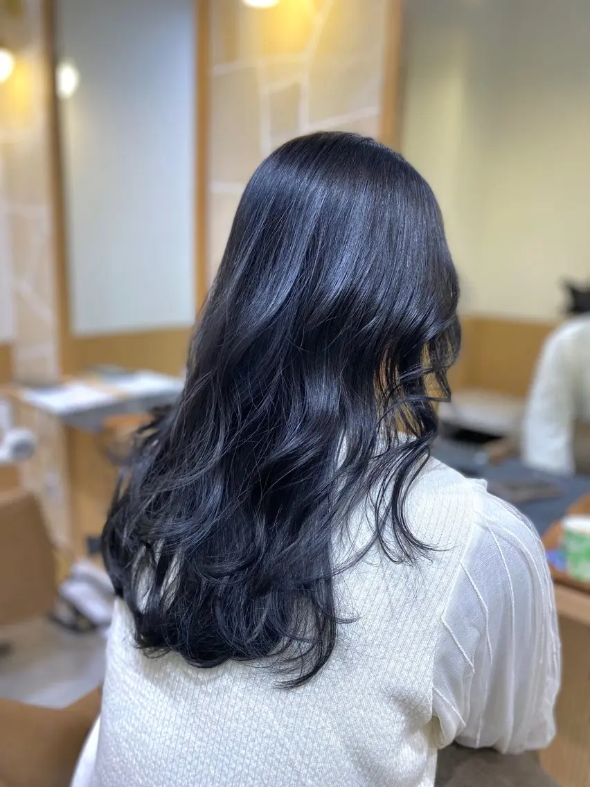 ロング カラー 黒髪 ブリーチ ブルーカラー ブルーブラック ブリーチなしカラー 坂井 茅聖のヘアスタイル