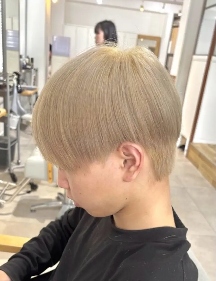 カラー メンズ メンズブリーチ センターパート メンズハイトーン カルマパーマ メンズ韓国風 カット ヘアカラー 似合わせメンズカット ブリーチ/ウルフ/栄のヘアスタイル