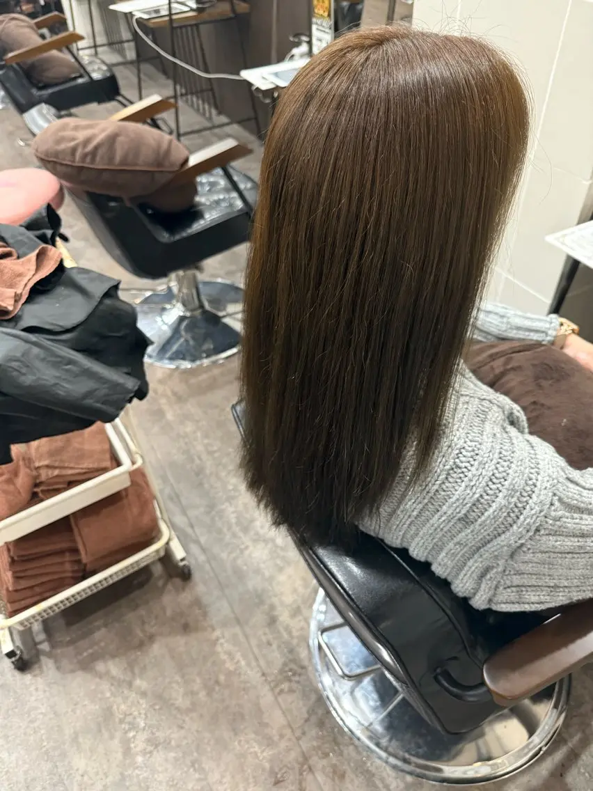 セミロング カラー オリーブカラー 艶カラー✨️派手髪 🦄renのヘアスタイル