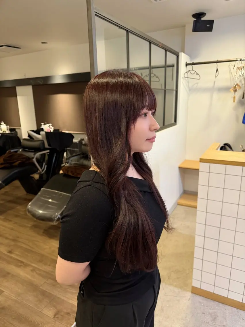 セミロング カラー レッドカラー ヘアカラー 髪に優しい 透明感ワンカラー🫧のヘアスタイル