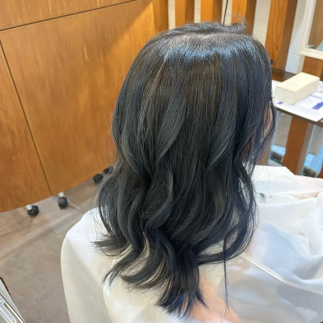 セミロング カラー ブリーチ ブルーカラー グラデーションカラー カット ヘアカラー トリートメント 髪質改善カラー 貝本 遥那 🧸⸝⋆*のヘアスタイル