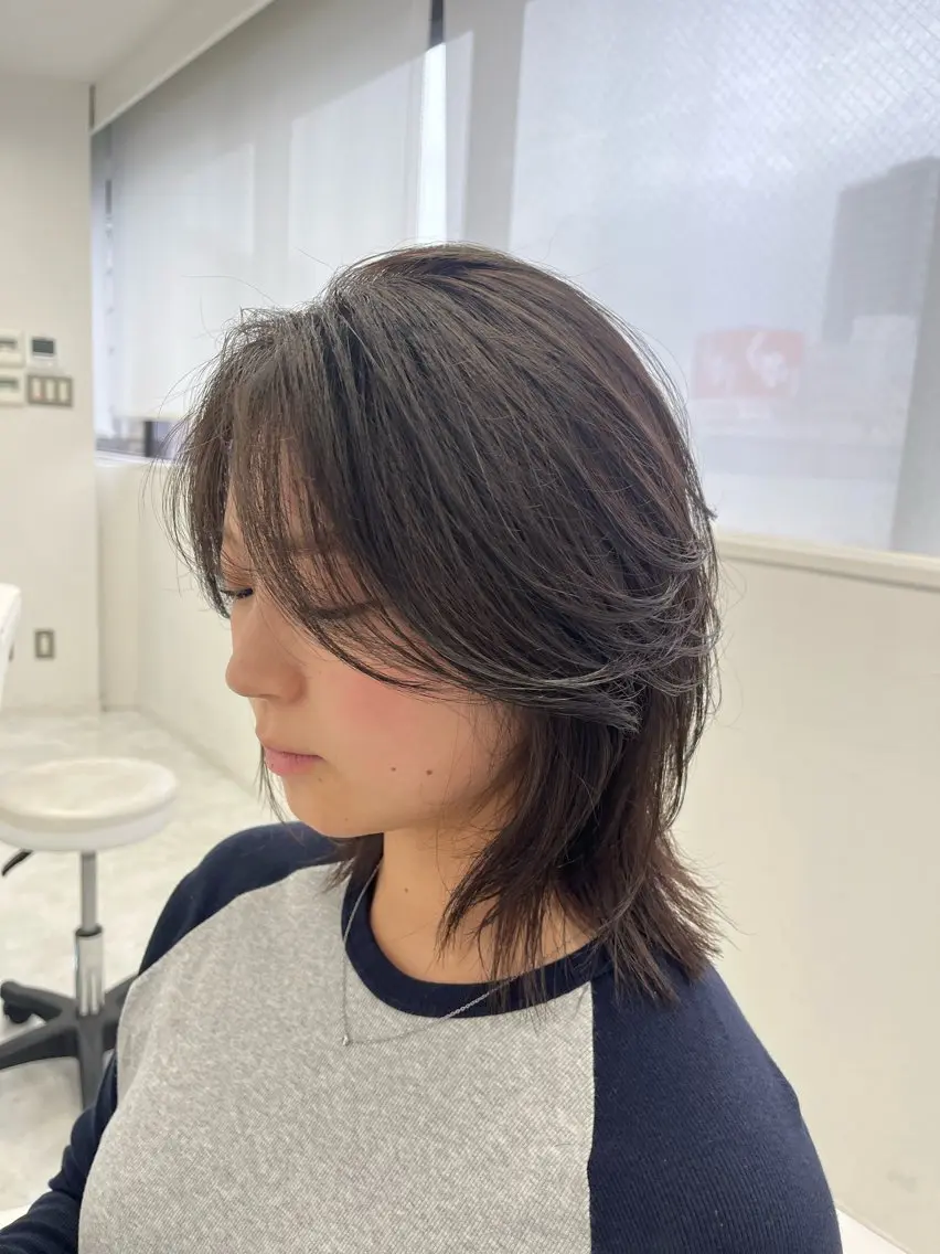 ミディアム カラー ボブレイヤー 透明感カラー グレージュ ボブ レイヤーカット 網谷 萌夏のヘアスタイル