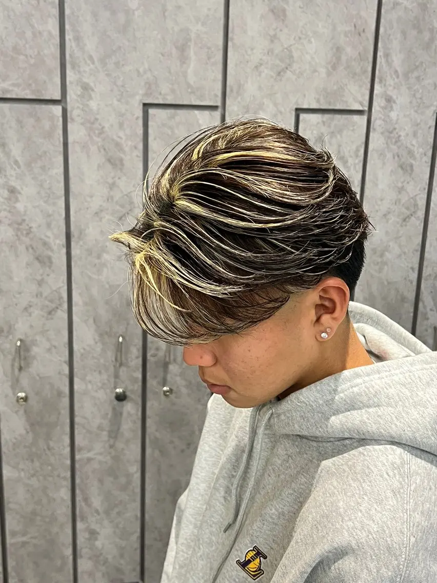 ショート カラー メンズ メンズメッシュ ブラウンカラー メッシュ カット ヘアカラー 小松崎 翔太のヘアスタイル