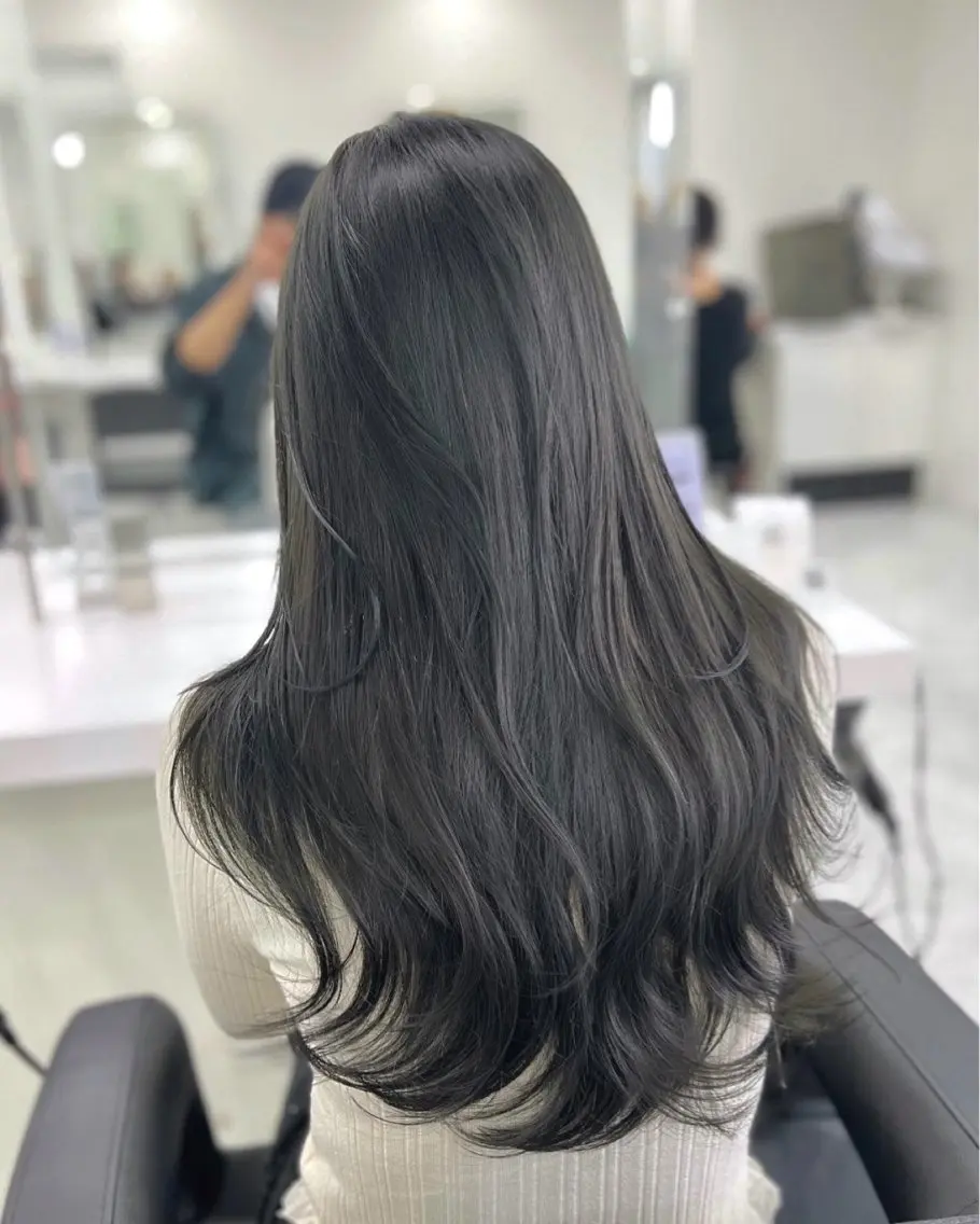 ロング カラー 透明感カラー グレージュ オリーブグレージュ オリーブグレー ロング ヘアカラー トリートメント 透明感カラー🫧 レイヤーカットのヘアスタイル