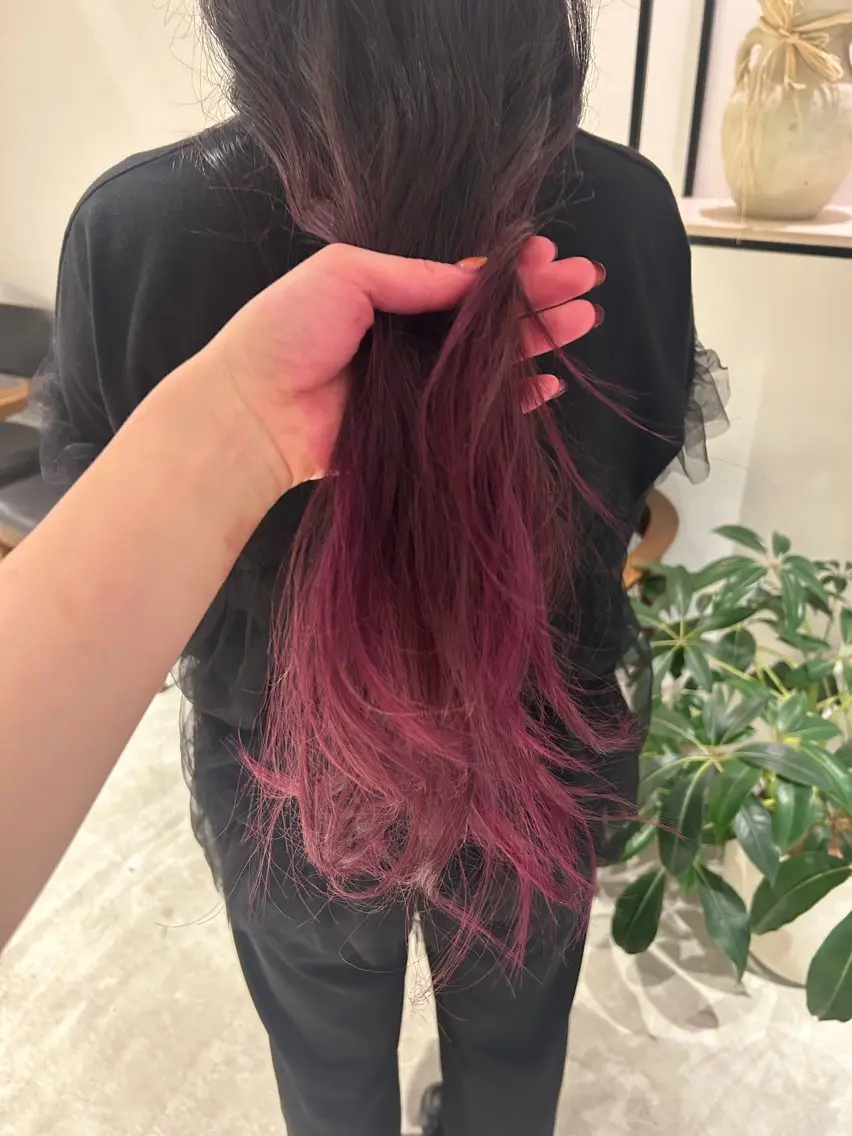 ロング カラー カシス ピンクカラー 暖色カラー 奥村陽花のヘアスタイル