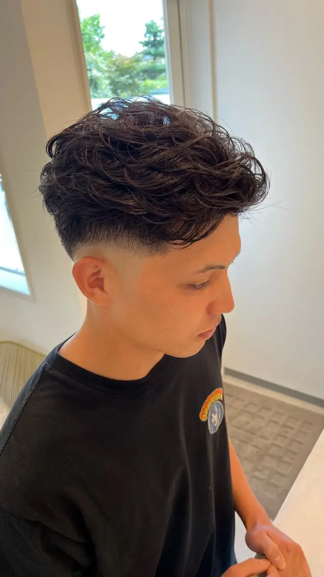 パーマ メンズ フェードカット メンズパーマ スキンフェード 麻柄 純也のヘアスタイル