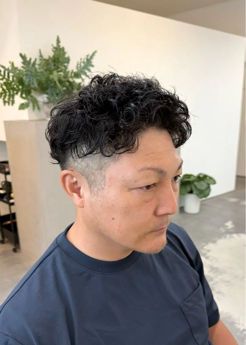 ショート パーマ メンズ センターパート フェザーパーマ メンズ韓国風 メンズパーマ スパイキーショート 古賀 雄大のヘアスタイル