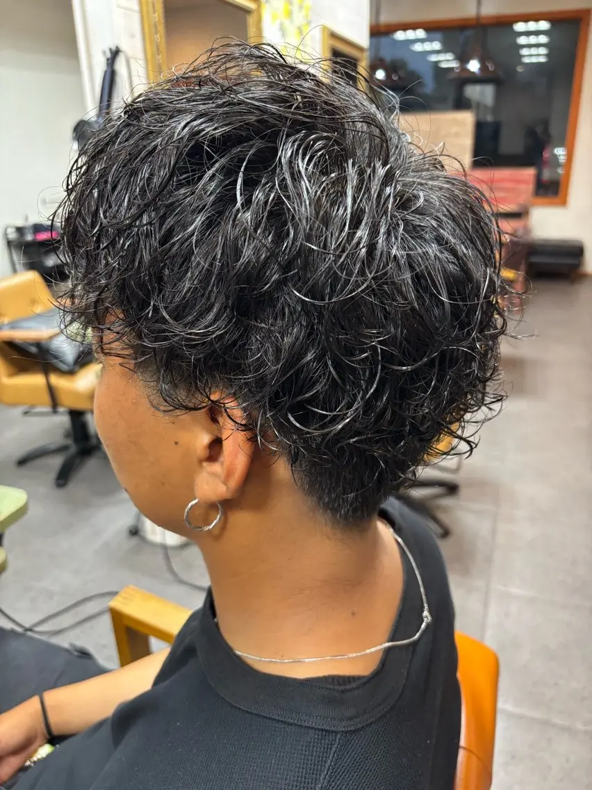ショート パーマ メンズ メンズパーマ カット パーマ 志岐 彩香のヘアスタイル