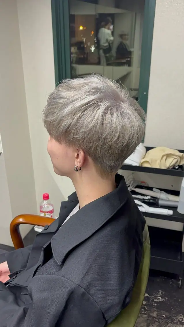 カラー メンズ 岡村 莉穂のヘアスタイル