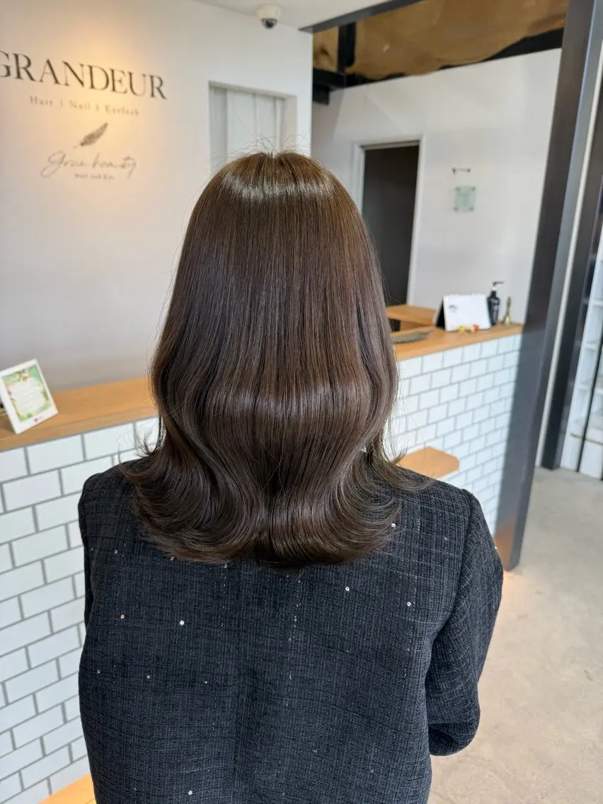 セミロング カラー ブラウンカラー 透明感カラー オリーブブラウン 片山 実莉のヘアスタイル