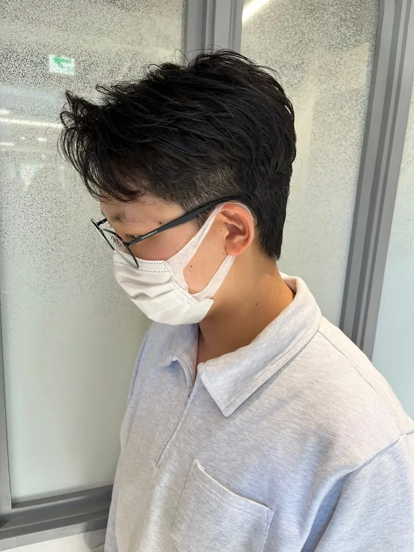 ショート パーマ ヘアアレンジ メンズ フェザーパーマ メンズパーマ 入学式 顔周りカット 似合わせカット 二ヶ月綺麗なデザイン カット/星野六三四のヘアスタイル