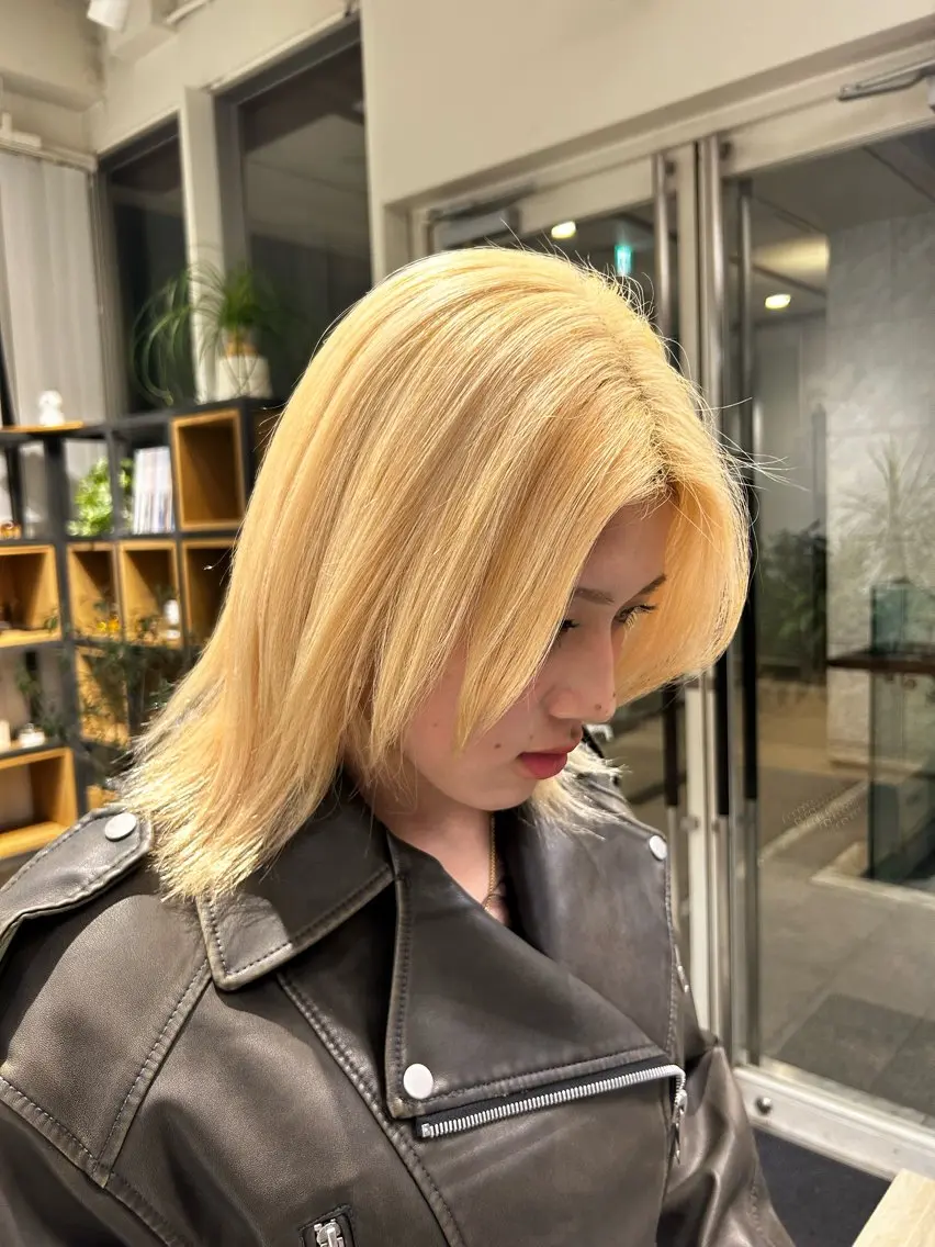 カラー ブリーチ ハイトーンカラー 暖色カラー 奥村陽花のヘアスタイル