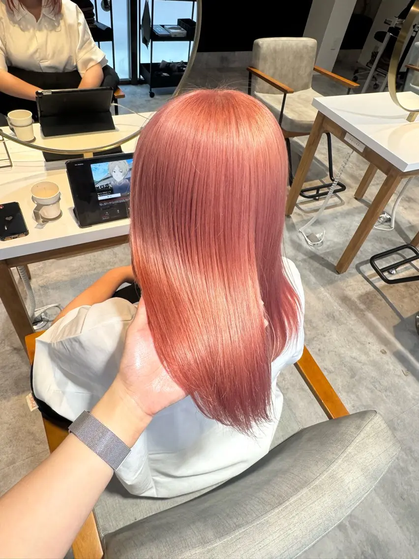 ミディアム カラー ピンクカラー カット ヘアカラー トリートメント 小泉 真緒のヘアスタイル