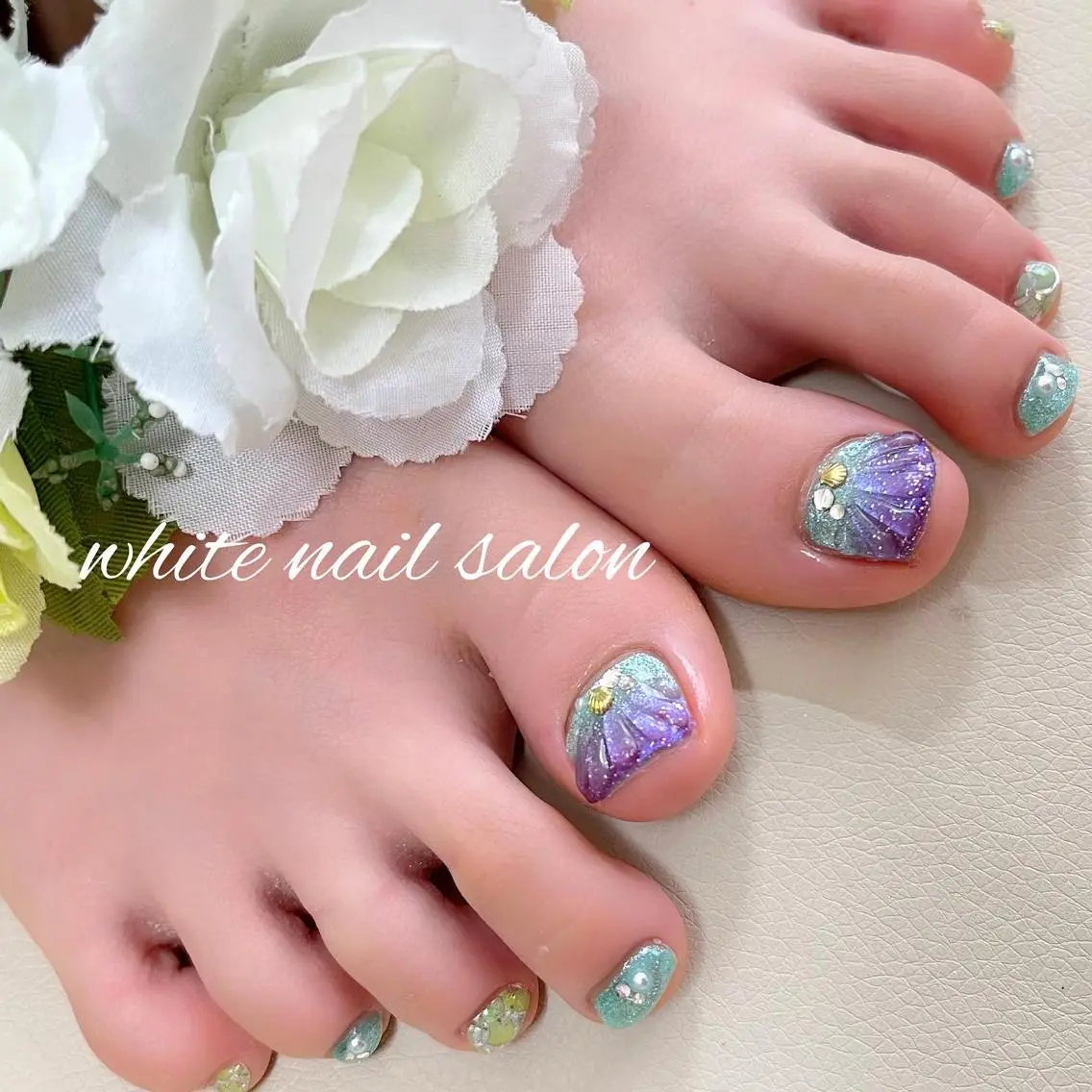 ネイル フットネイル ジェルネイル ハードジェル ラメ(グリッター) 持ち込み フットネイル white nail salonのネイルデザイン