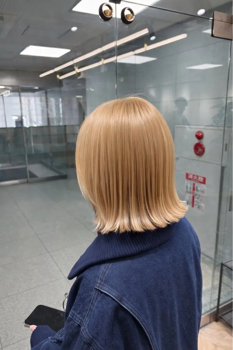 ショート ヘアカラー 🩶ハイトーン🖤 URARAのヘアスタイル