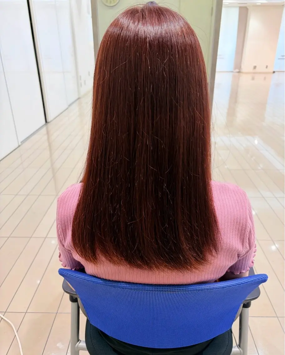セミロング カラー レッドカラー 尾山 歩香のヘアスタイル