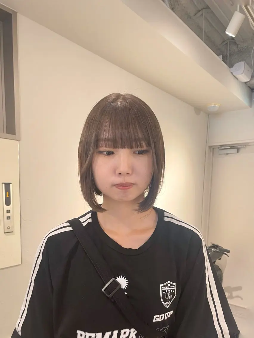 ショート カラー ベージュカラー ブリーチ ダブルカラー オリーブベージュ ヘアカラー tiel 小山莉々のヘアスタイル