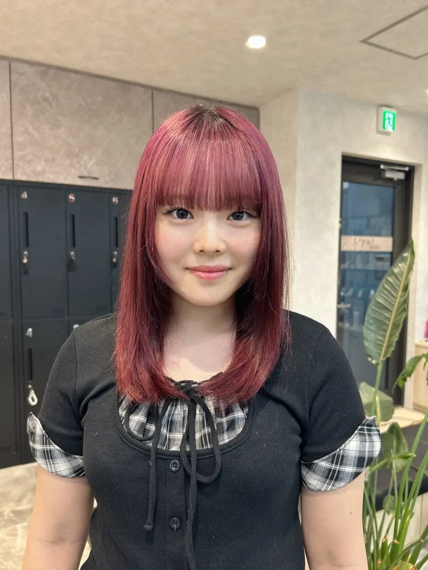 セミロング カラー ブリーチ カシス ピンクカラー 牧 由貴花のヘアスタイル
