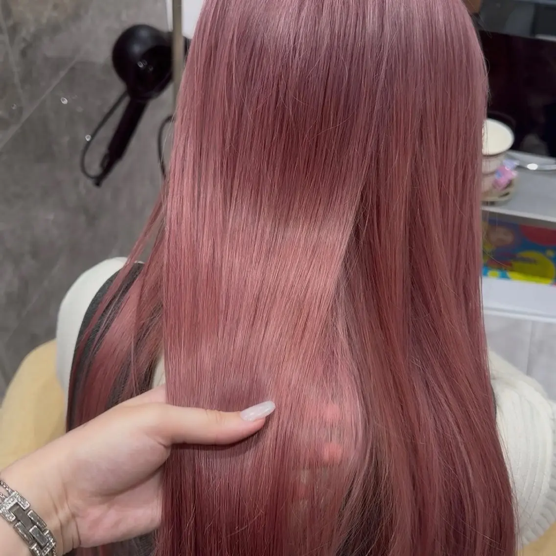 ロング カラー ベージュカラー ブリーチ ピンクカラー ピンクベージュ ヘアカラー 韓国レイヤー｜ 透明感カラー｜ココナのヘアスタイル