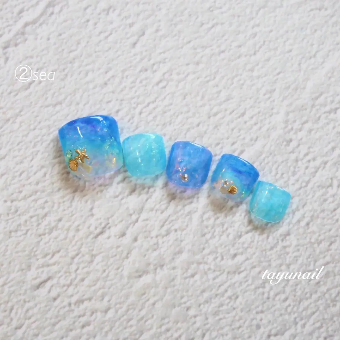 ネイル アートネイル ブルー フットネイル シルバー 夏ネイル フットネイル ネイルサロン 【たゆnail】のネイルデザイン