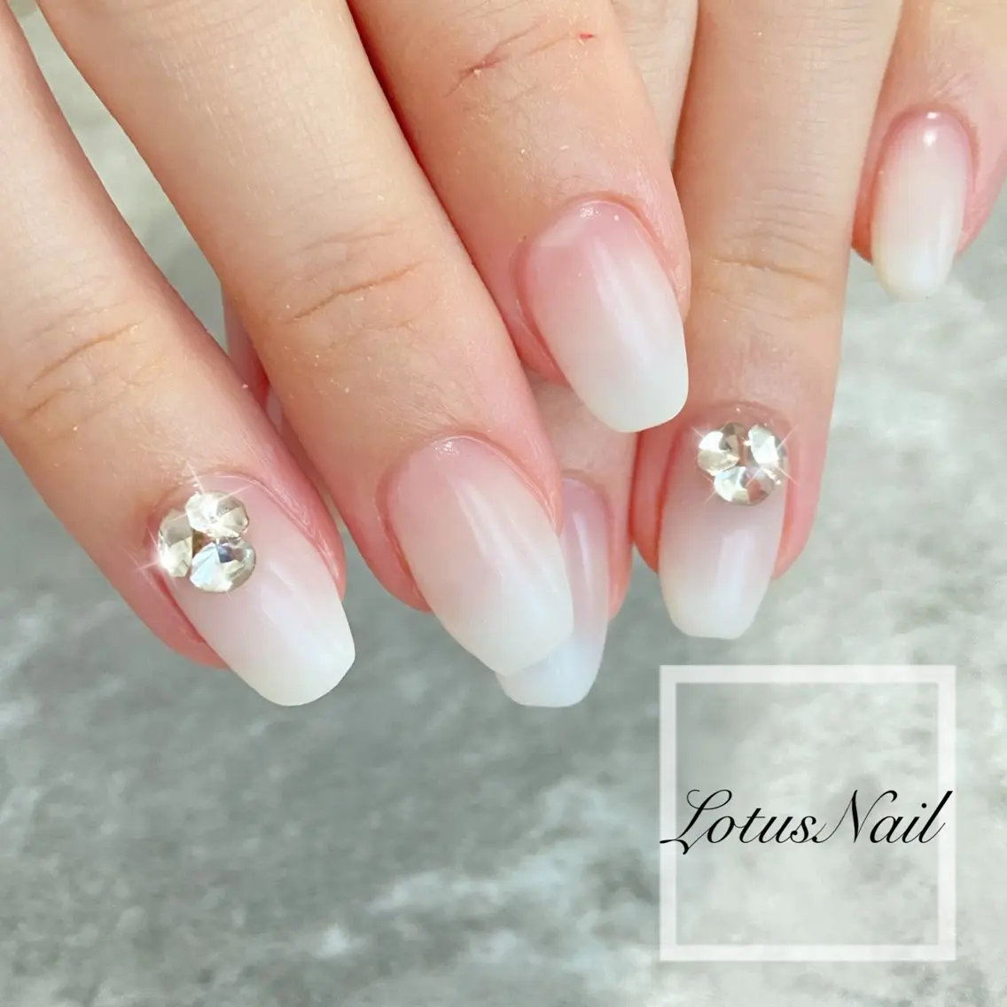 ネイル ストーンネイル Lotus Nailのネイルデザイン