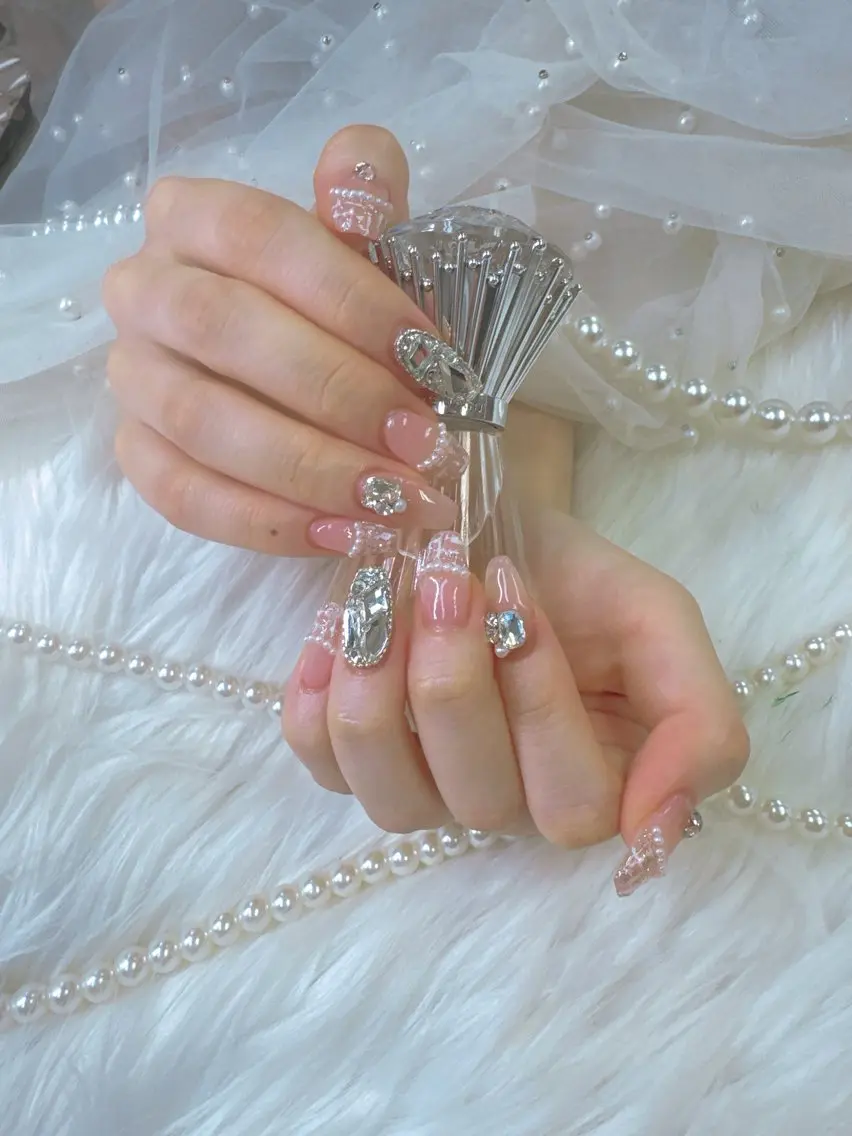 ネイル ボルドー チークネイル ドット 長さ出し フレンチネイル ハンドネイル Queeens nailのネイルデザイン