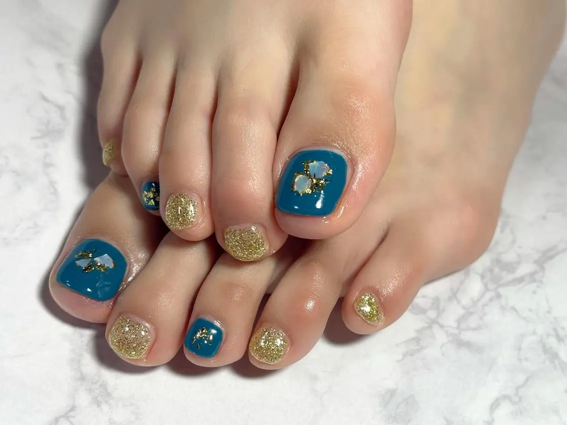 ネイル ブルー ゴールド ラメ(グリッター) フットネイル Nail Salon KURELLYのネイルデザイン