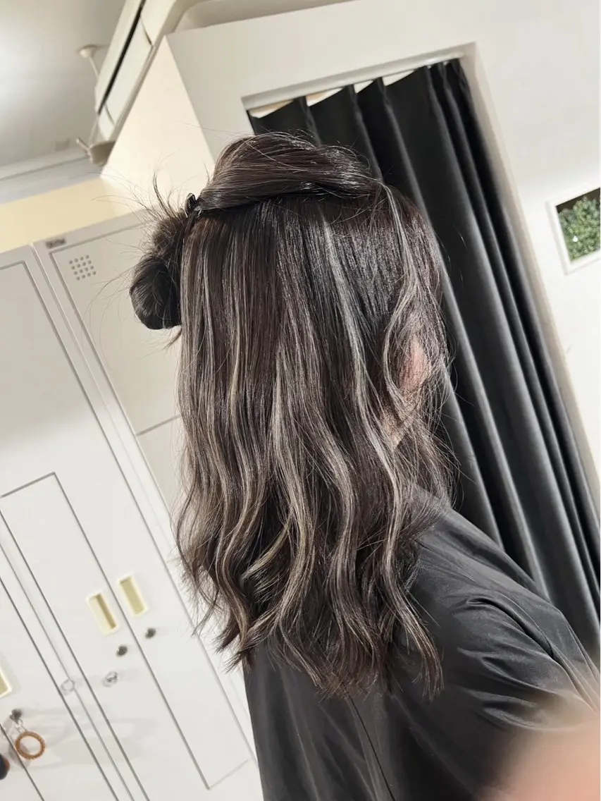 ミディアム カラー ダークグレー ダークグレージュ グレージュ ハイライトカラー ハイライト 指名数No.1 /NAOYAのヘアスタイル