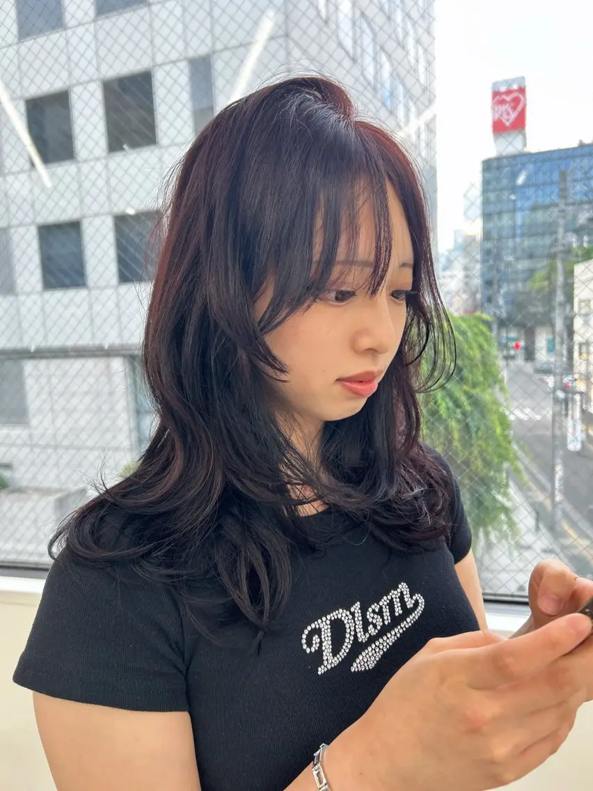 ロング カラー カット ヘアカラー トリートメント ヘッドスパ 縮毛ブリーチ／黒染め 複雑履歴／ホワイトのヘアスタイル