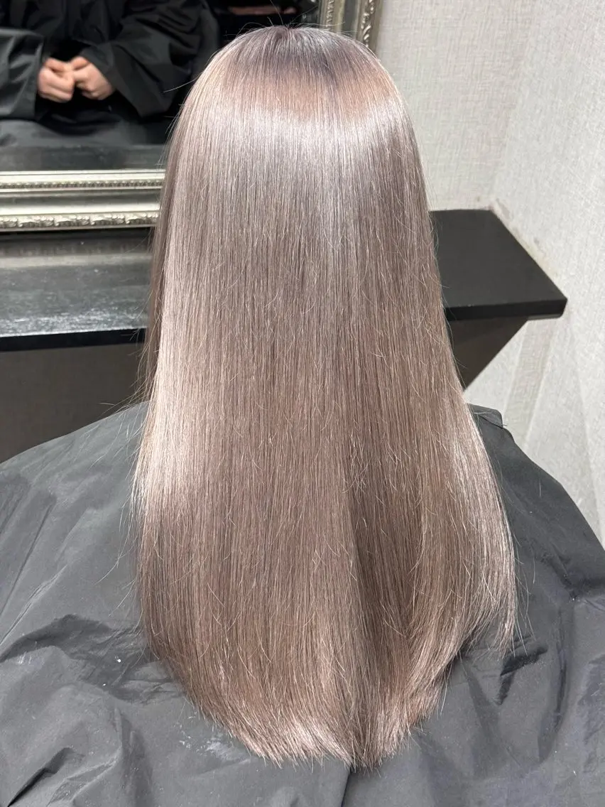 セミロング カラー ヘアアレンジ グレージュ ミルクティーグレージュ ヘアカラー ホワイトカラー/ ピンクベージュにったのヘアスタイル