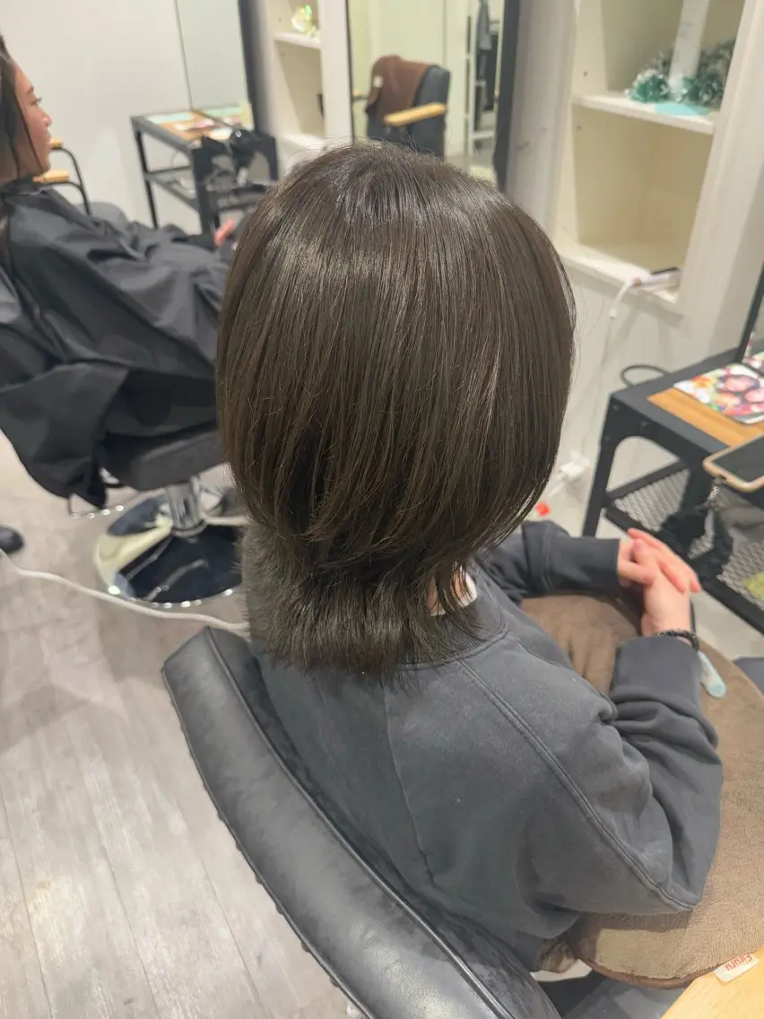 ミディアム カラー アッシュ アッシュグレー アッシュグレージュ グレージュ オリーブアッシュ カット ヘアカラー トリートメント 艶髪レイヤー上田 紗也🇰🇷💗のヘアスタイル