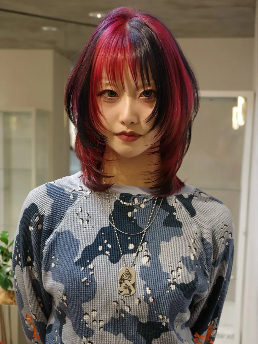 セミロング カラー イツク ⚡️ ルーツ/ハイトーンのヘアスタイル