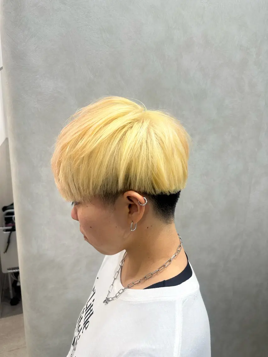 ショート カラー ブリーチ 抜きっぱなしブロンド ブロンド ヘアカラー 髪質改善カラー デザインカラーあらげのヘアスタイル