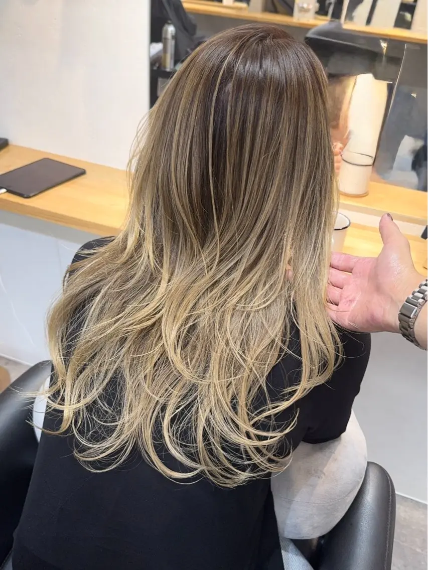 セミロング カラー デザインカラー カット ヘアカラー サクマ リョウジのヘアスタイル