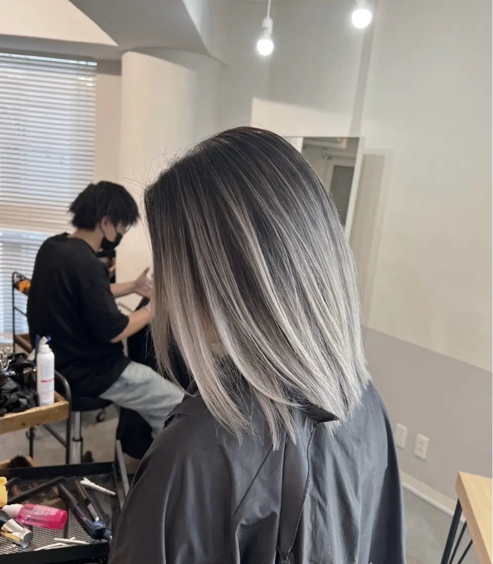ショート カラー バレイヤージュ シルバー ホワイトシルバー レイヤーカット 指名数No.1 /NAOYAのヘアスタイル