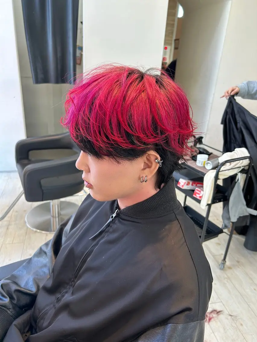 カラー メンズ 黒髪 レッドカラー カット ヘアカラー トリートメント 有働由良／ハイトーン ／韓国メンズヘアのヘアスタイル