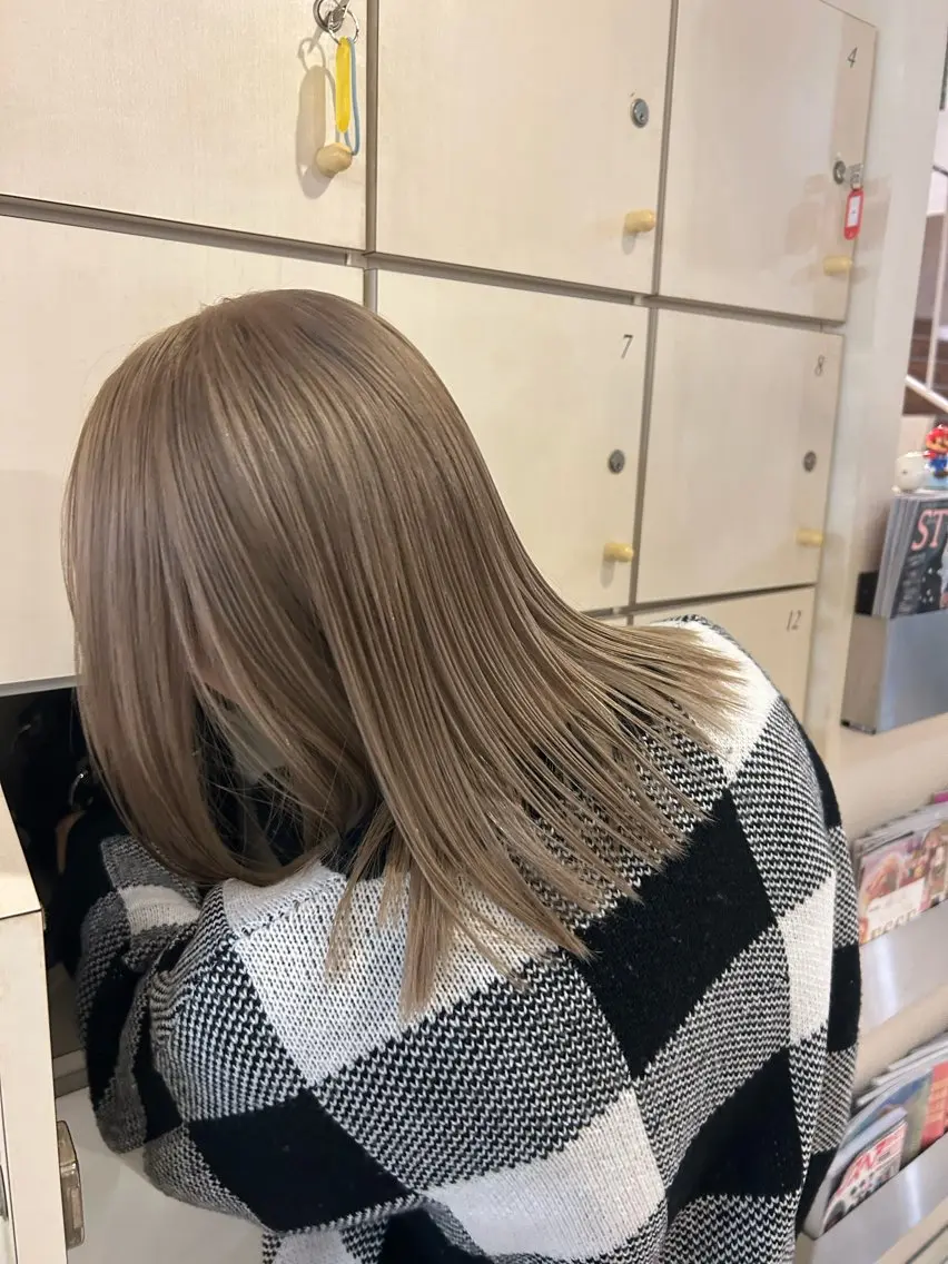 ミディアム カラー ベージュカラー ブリーチ カット 小森 永のヘアスタイル