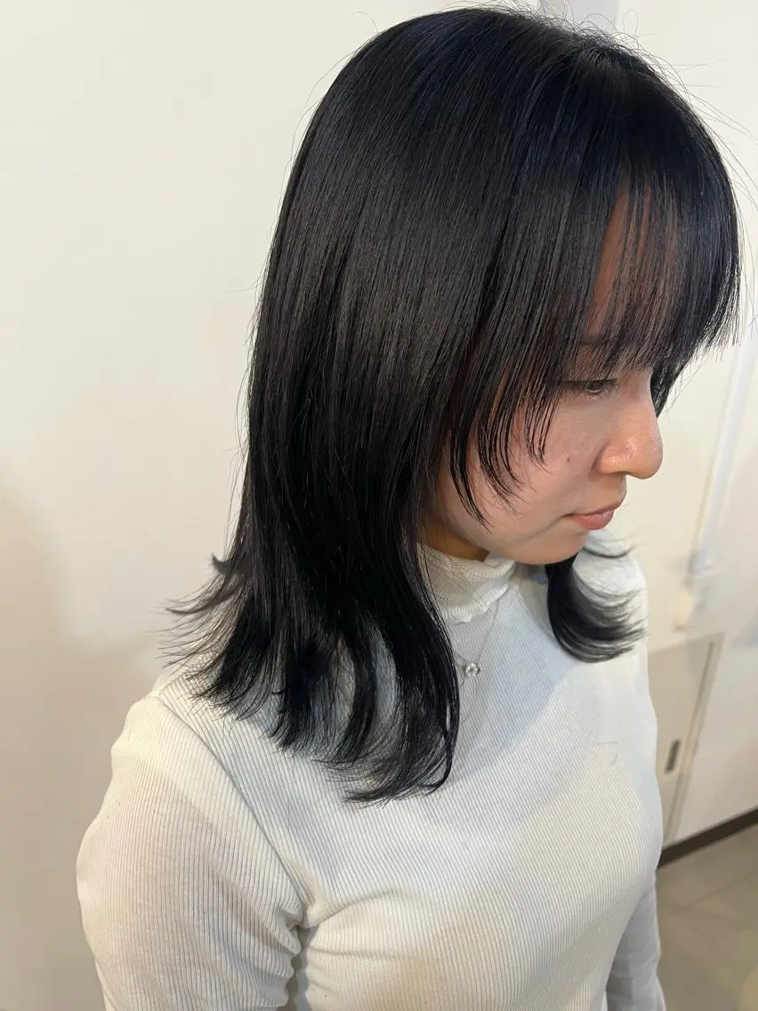 ミディアム カラー 黒髪 ブリーチ ブルーカラー ブルーブラック 顔周りカット Sherry/R 三川町 ayakaのヘアスタイル