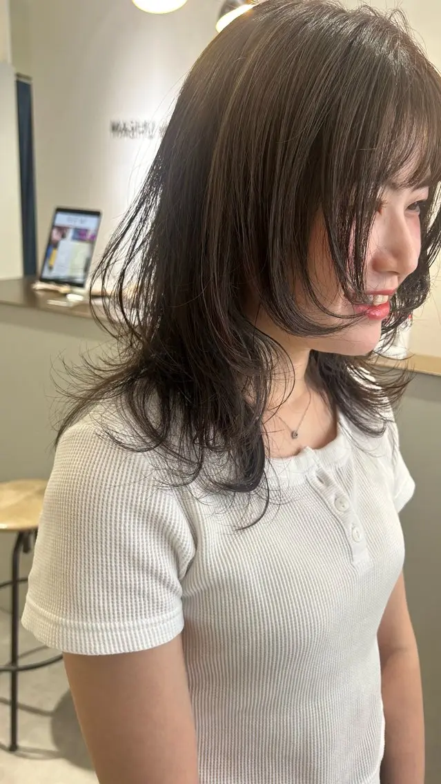 ミディアム カラー レイヤーカット ウルフカット カット オリーブベージュ/ ブリーチなし透明感のヘアスタイル